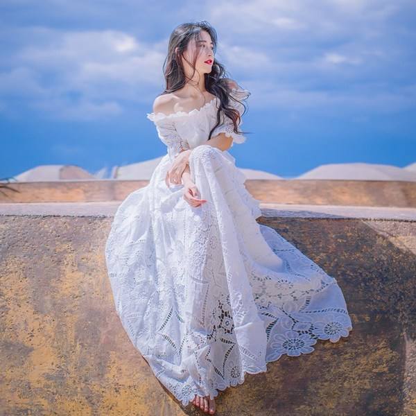 海底捞去年净利降14%：同店日均销售额下滑，员工数量减少超万人